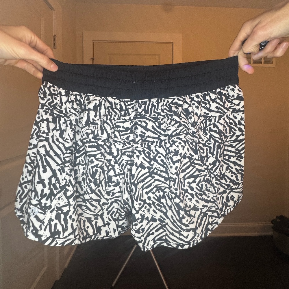 Lululemon Speed Up Short 2.5" – Black & White Abstract Print – Size 10